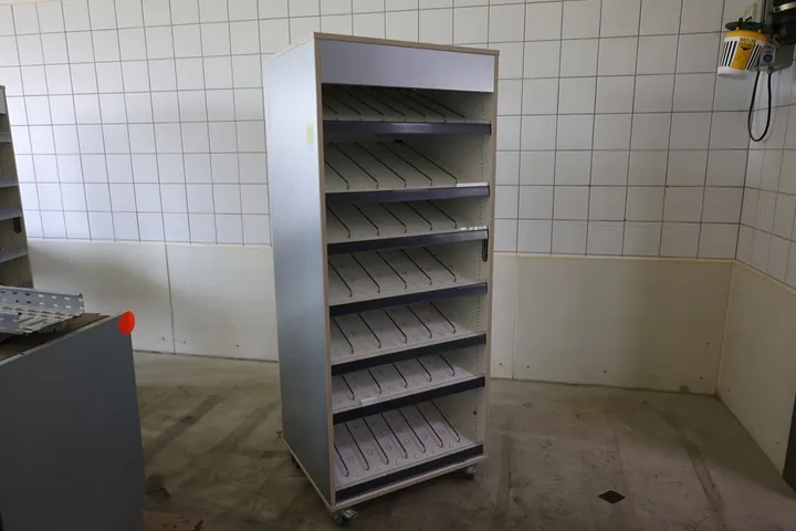 1 x Verkaufswagen Warenpräsenter Maße: 75 x 63 x 182 cm